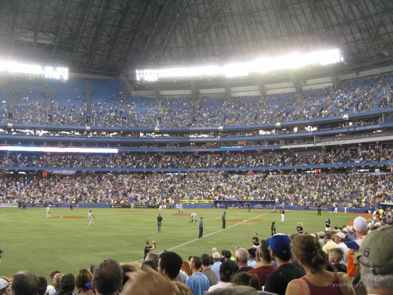 Toronto Bluejays game rogers stadium crowd baseball