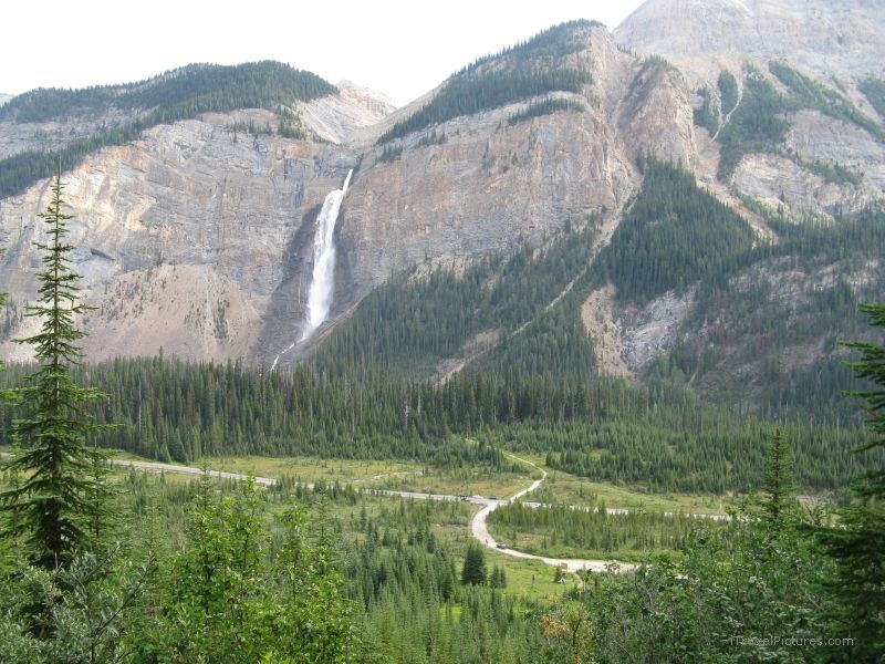Yoho national Takakkaw waterfall road valley