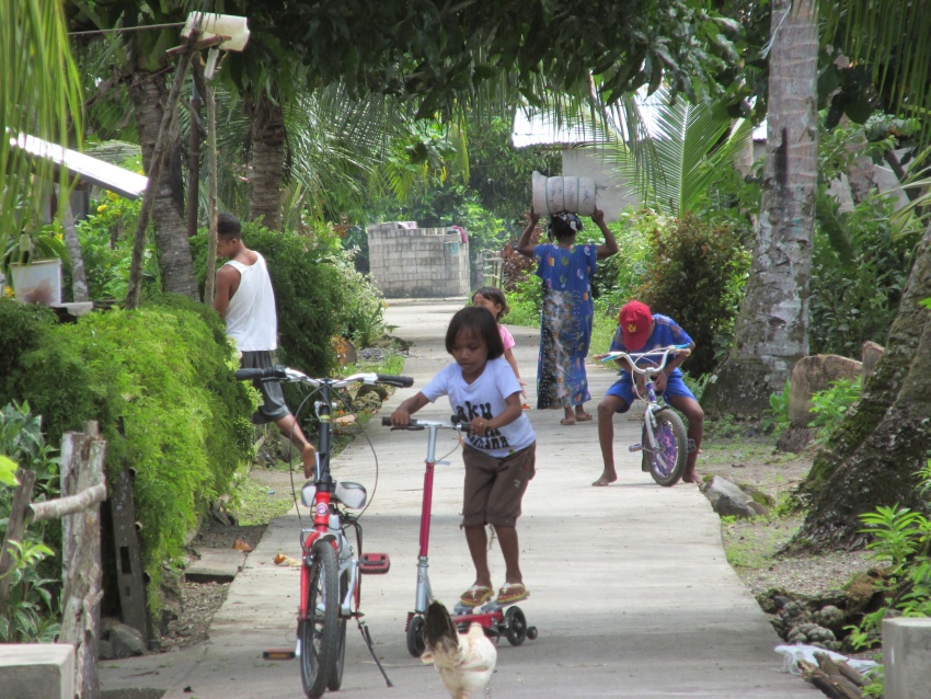 icycle children sidewalk