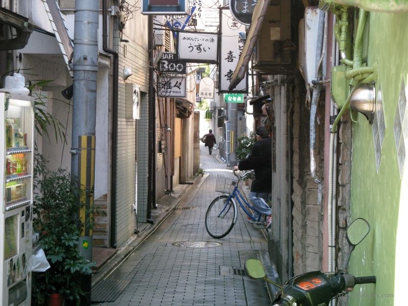 Kyoto Gion narrow alley bicycle