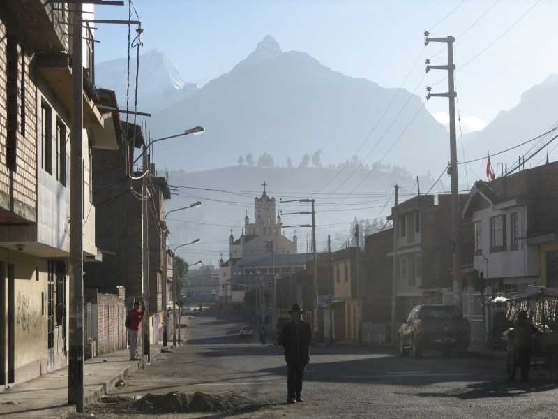 street mountain Huaraz