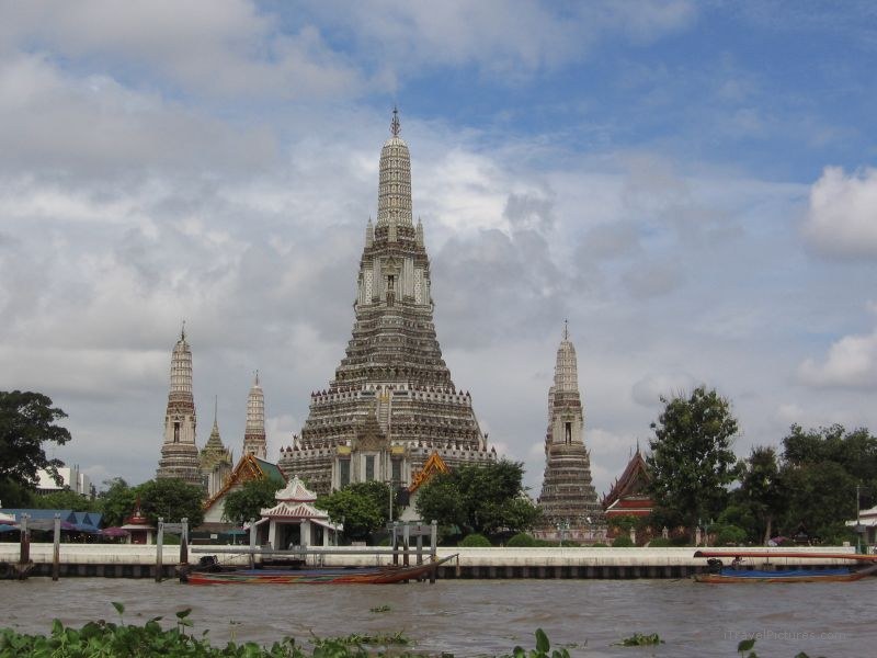 Bangkok temple river
