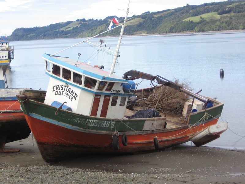 Quemchi boat leaning