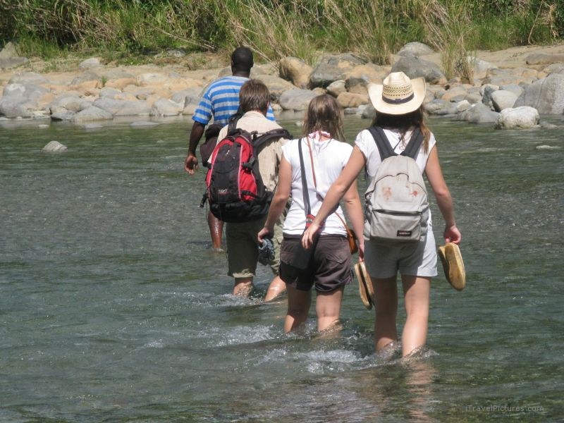 Yungue crossing river