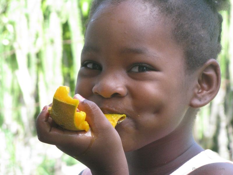 Valle de Los Ingenios girl eating mango