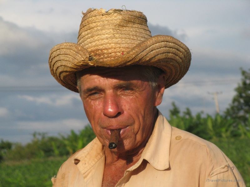 Viñales man smoking cigar hat
