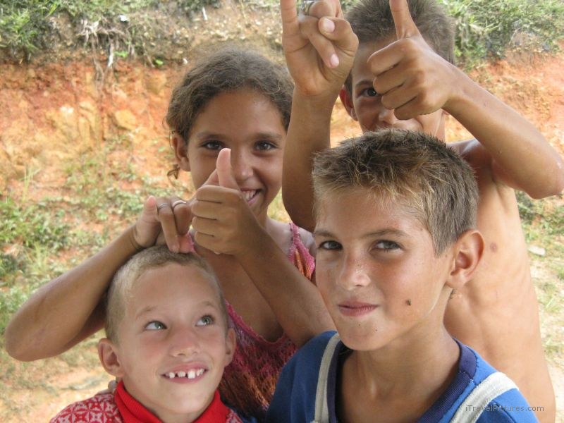 Viñales children smile smiling