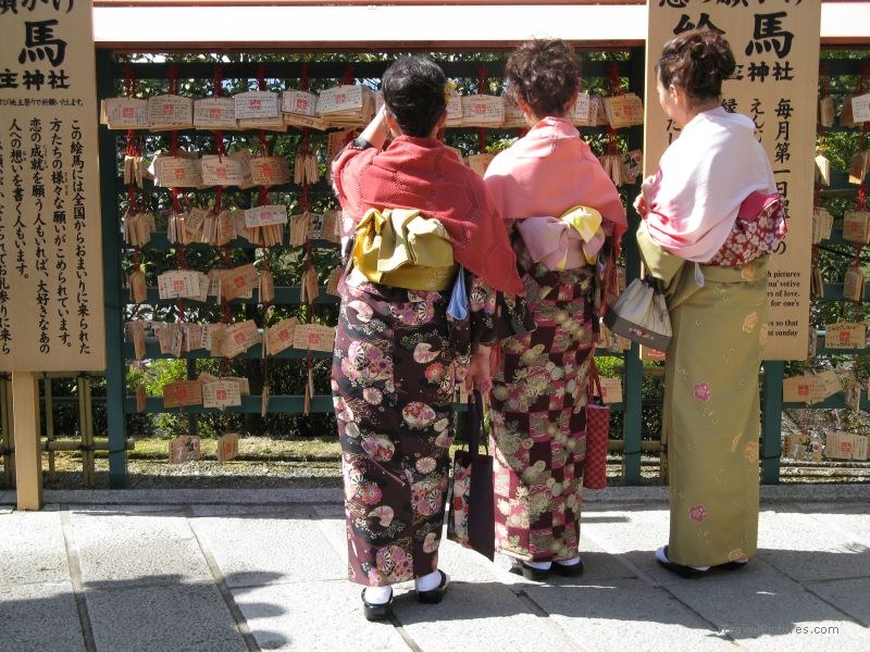 Kyoto women traditional clothes