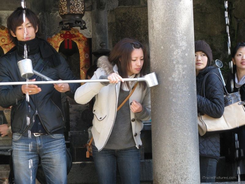 Kyoto Kiyomizu-dera drinking water woman man