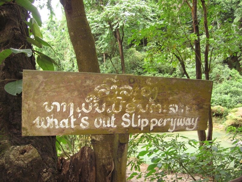 sign Tat Kuang Si slippery
