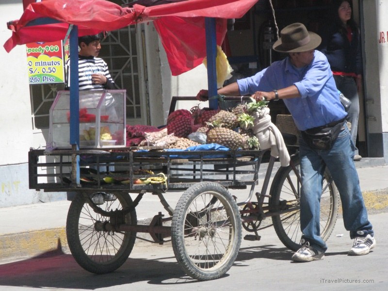 salesman fruit Huaraz pushing