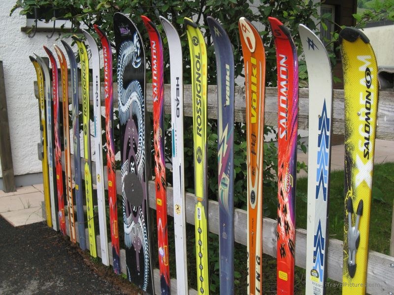 Grindelwald fence ski skis